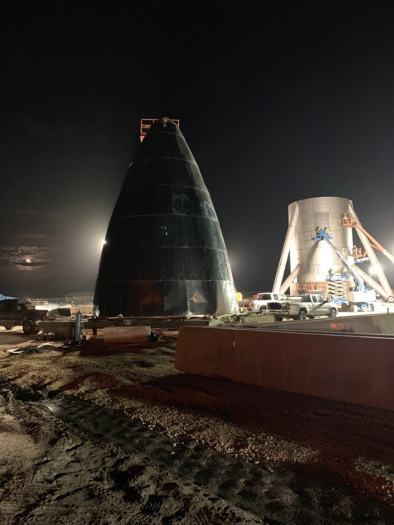 Illustration for article titled La primera nave de pruebas de SpaceX para ir a Marte ya está lista, y parece sacada de un cómic de ciencia-ficción